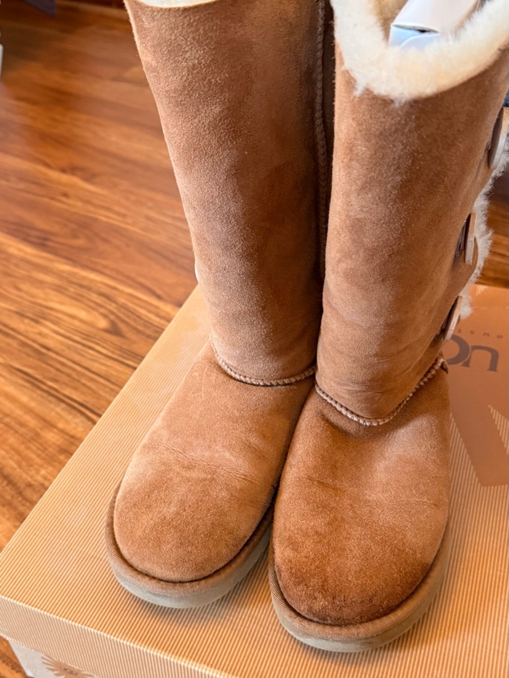 UGG Bailey Button Triplet Chestnut - Picture 7 of 7